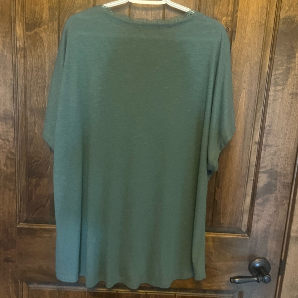 Green top - Picture 2 of 2